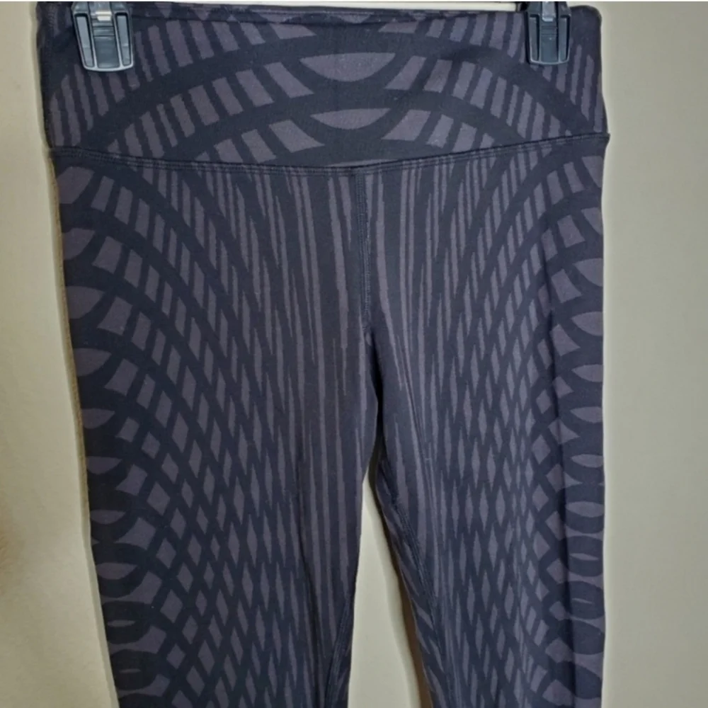 Alo Yoga Black & Gray Arch Graphic Print Tight Leggings